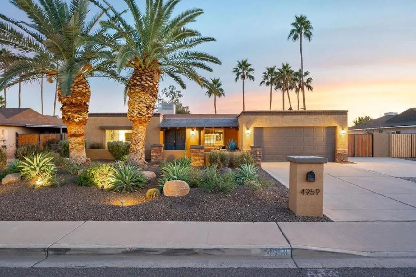 Casa de Férias Blue Agave Home - Chic & Stylish With Pool Putt & Games Phoenix Estados Unidos da América